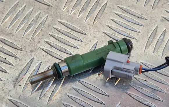 Dacia Sandero III Fuel injector 166008494R