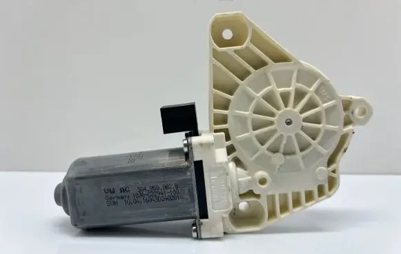 Volkswagen PASSAT B8 Front door window regulator motor 5Q4959802B 1036C22941100 160430240201
