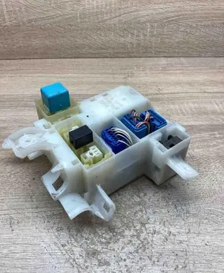 Toyota Corolla E120 E130 Fuse module 7019TA1 6058PPPE