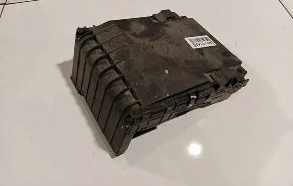 Volkswagen PASSAT B7 Fuse box cover 1K0937132F