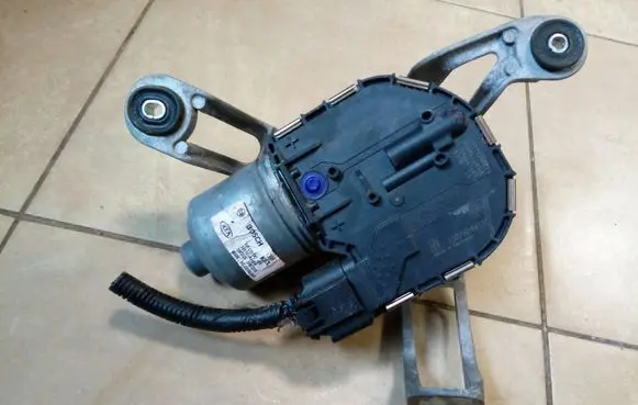 Front wiper linkage and motor