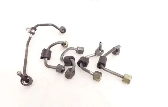 Volkswagen PASSAT B8 Fuel injector supply line/pipe 