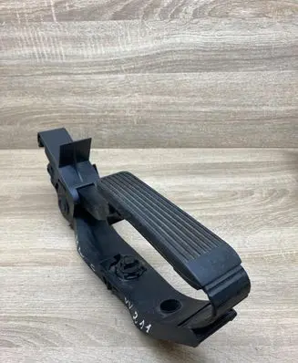 Accelerator throttle pedal