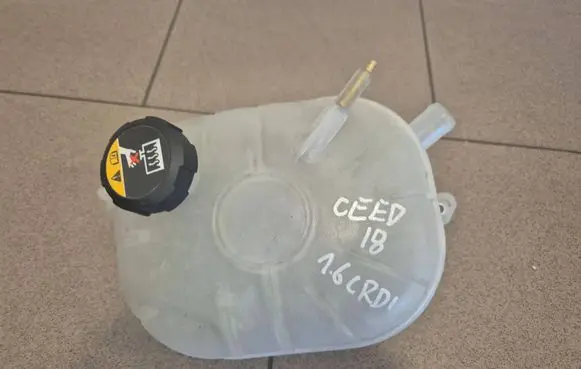 KIA Ceed Coolant expansion tank/reservoir 25430F2400