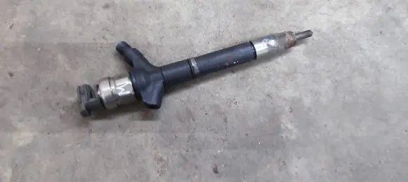 Toyota Avensis T250 Fuel injector 236700R030
