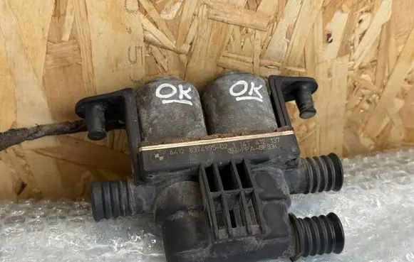 BMW 5 E39 Coolant heater control valve 64128374995 8374995 1147412137