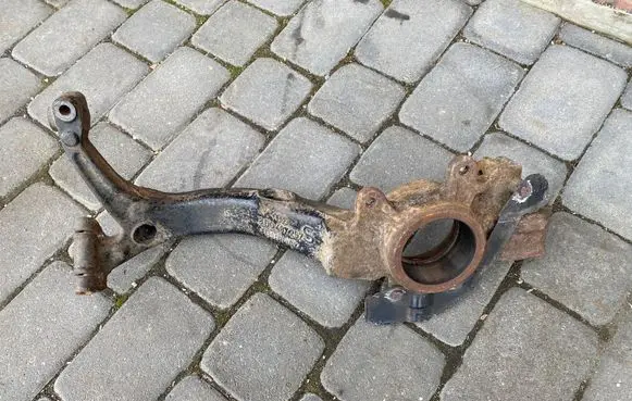 Volkswagen PASSAT B5 Front wheel hub 8D0407257S