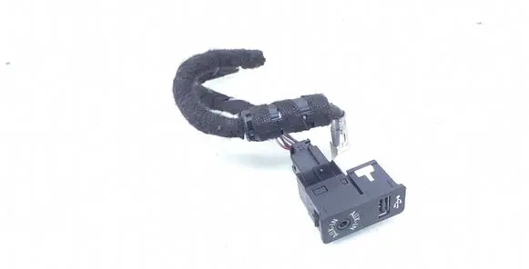 BMW 1 F20 F21 USB socket connector 9229247 84109229247