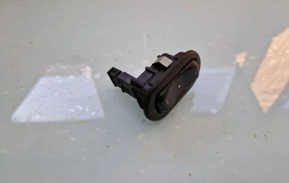 Opel Zafira A Electric window control switch 13363100