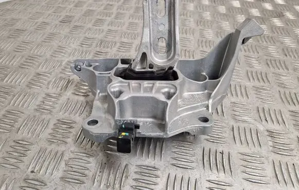 Peugeot 208 Engine mount bracket 9824296180