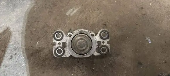 Volvo V70 Engine mount bracket 8G9N7M121AA