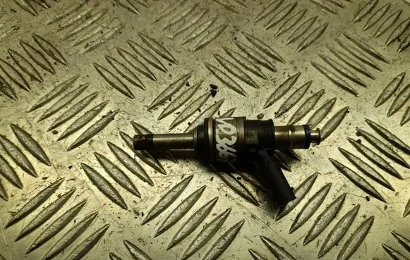 Audi Q7 4M Fuel injector 06E095A