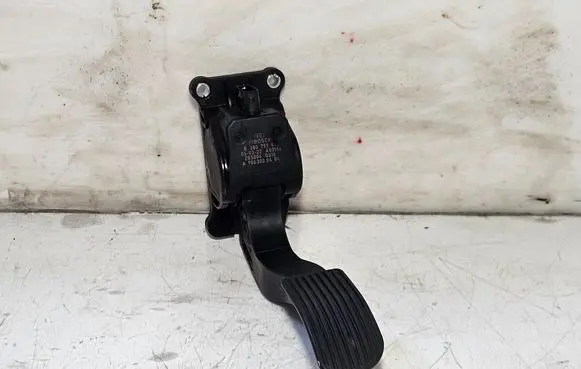 Accelerator throttle pedal
