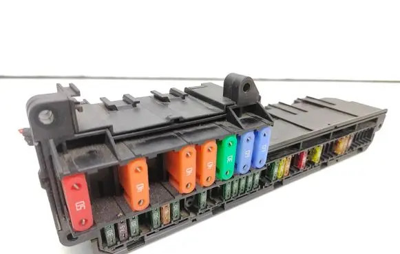 BMW 5 E60 E61 Fuse module 6957330 61146957330