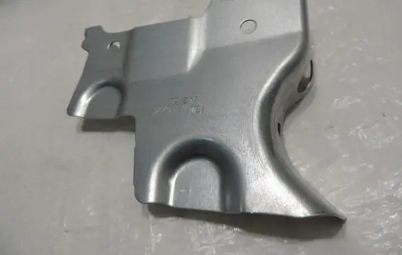 Fender mounting bracket
