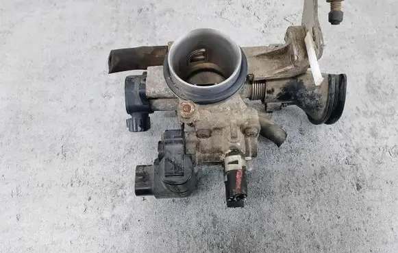Toyota Yaris Throttle body valve 222100J010
