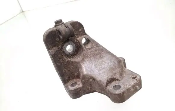 Volvo XC90 Engine mounting bracket 8634123