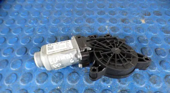 Hyundai Elantra VI Front door window regulator motor CART82460F2000 82460F2000