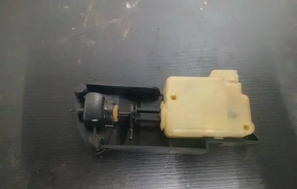 Volvo V70 Fuel tank cap lock motor 9483311 3606