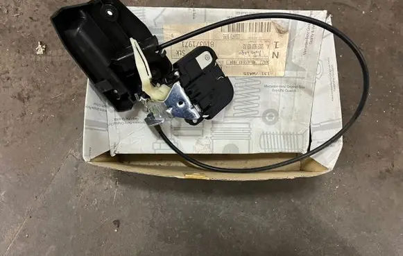 Mercedes-Benz C W203 Seat back rest lock catch A2039200372