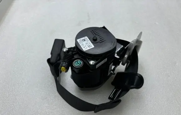 Tesla Model 3 Front seatbelt 1105821C1J CZ723180800279