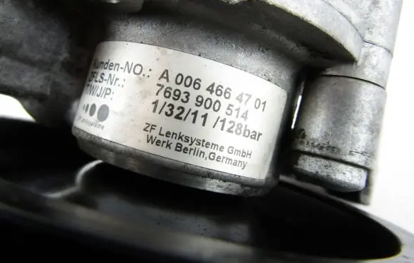 Mercedes-Benz E W212 Power steering pump A0064664701