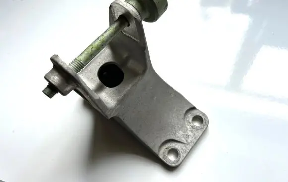 Nissan Leaf I (ZE0) Engine mounting bracket 113333NA0A 112463NA0A