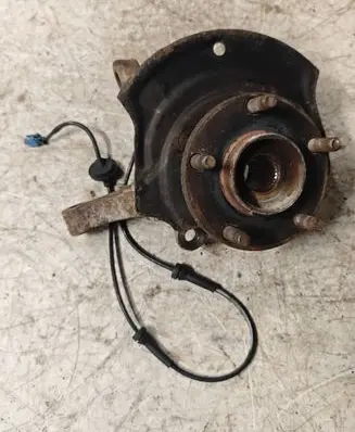 Nissan X-Trail T30 Front wheel hub