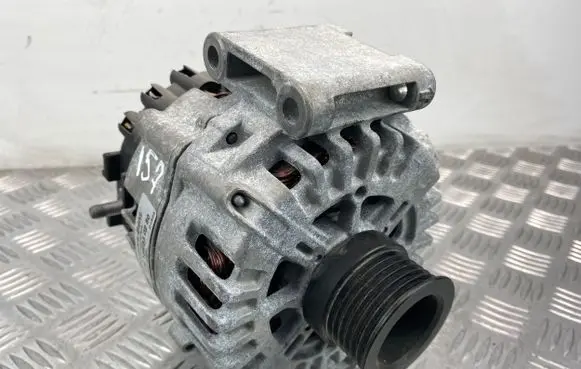 Mercedes-Benz E W212 Generator/alternator A0141543302 323000378 2605702G