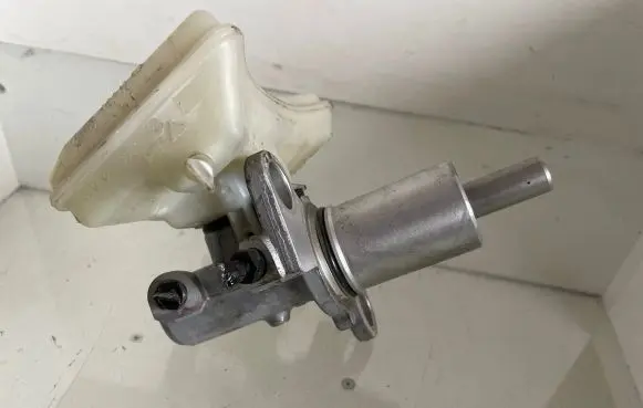 Audi A6 S6 C6 4F Master brake cylinder
