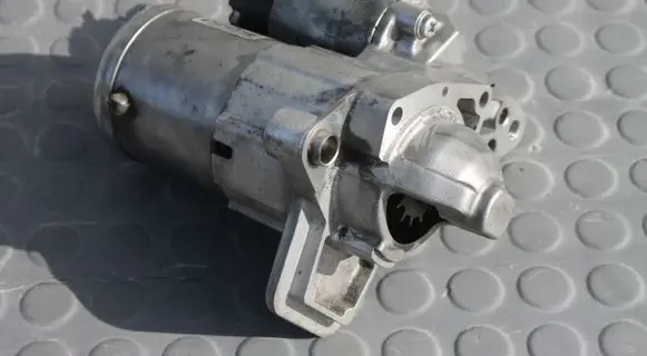 Nissan Pulsar Starter motor 233006867R
