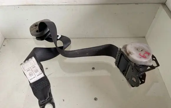 Toyota Avensis Verso Rear seatbelt 0431041