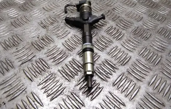 Toyota Avensis T250 Fuel injector 236700G010