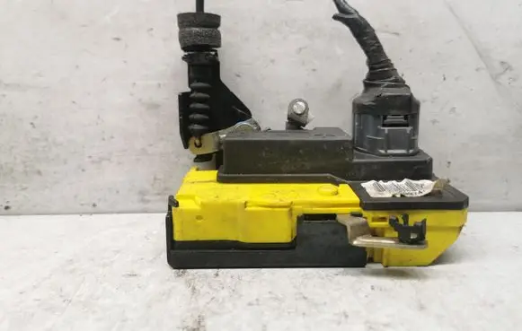 Volvo XC70 Front door lock 30699747