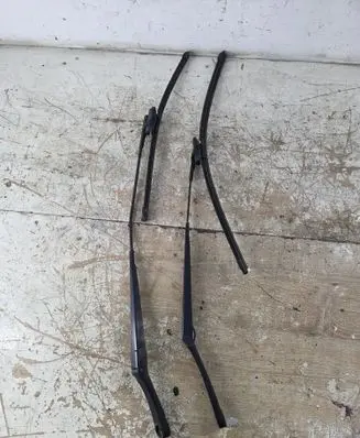 Volkswagen Golf V Front wiper blade arm