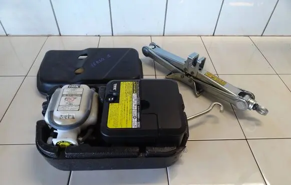 Toyota Verso-S Lift Jack 