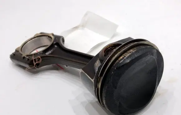 Volkswagen PASSAT B7 Piston with connecting rod 06LD
