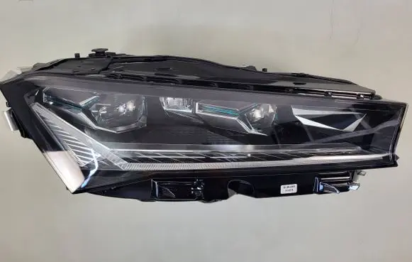 Skoda Superb B9 Headlight/headlamp 3P1941016
