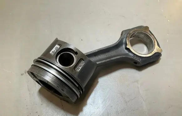 Mercedes-Benz Sprinter W906 Piston with connecting rod