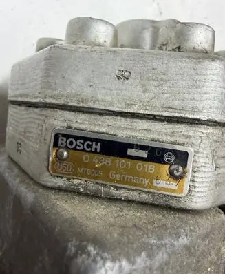 Mercedes-Benz SL R107 Fuel distributor 0438101018 MT0005