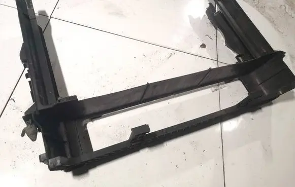 BMW 5 E60 E61 Radiator mount bracket 778744307