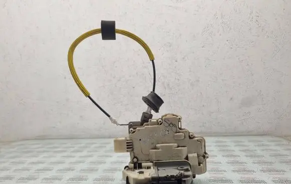 Audi A6 S6 C6 4F Rear door lock 4F0839015