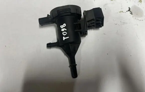 Mercedes-Benz CLS C218 X218 Engine mount vacuum valve A0014760532