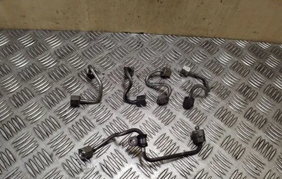 Volkswagen PASSAT B7 Fuel injector supply line/pipe 