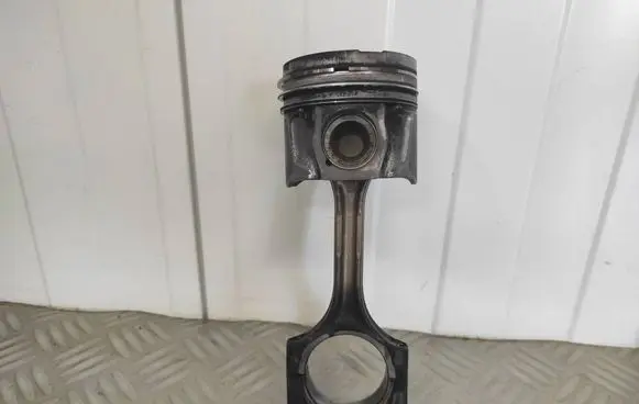 Toyota Auris E180 Piston with connecting rod 1NDTV