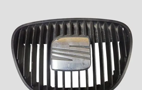 Seat Ibiza III (6L) Front bumper upper radiator grill 6L0853651