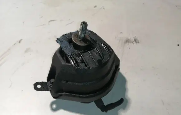 BMW 5 E60 E61 Engine mount bracket 6774620