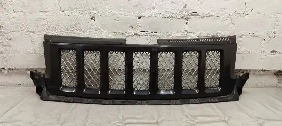 Jeep Grand Cherokee Front bumper upper radiator grill 68089734aa 57010708ad