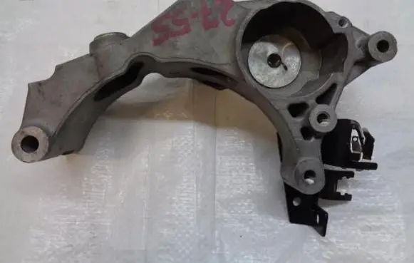 Opel Astra J A/C compressor mount bracket 552805357