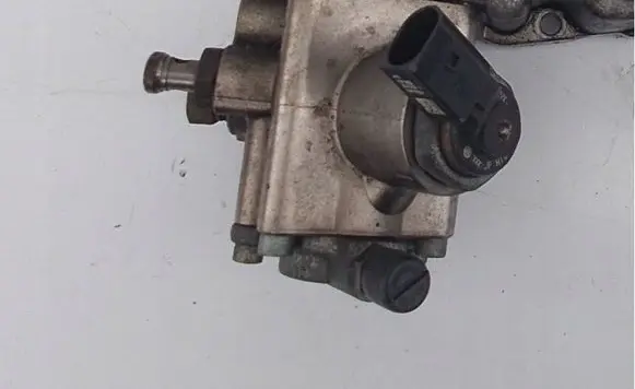 Volkswagen Touran I Vacuum line/pipe/hose 06F127025A